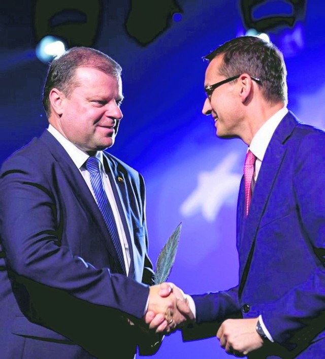 Tytuł Człowieka Roku Forum w Krynicy otrzymał premier Litwy Saulius Skvernelis. Gratulacje składa mu Mateusz Morawiecki