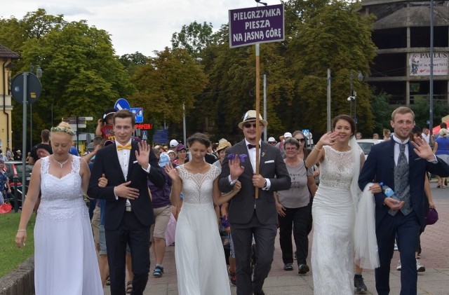 Pielgrzymka Gliwicka wchodziła na Jasną Górę w inny sposób niż większość pielgrzymek. Nie Aleją Najświętszej Maryi Panny i Aleją Sienkiewicza na szczyt jasnogórski, ale ulicą św. Barbary i przez bramę Lubomirskich do klasztoru i  następnie do Kaplicy Cudownego Obrazu Matki Boskiej Częstochowskiej.