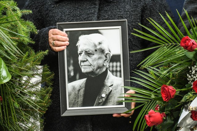 W środę, 30 października na Cmentarzu Najświętszego Serca Pana Jezusa odbył się pogrzeb Jerzego Riegla. Artystę wspominał między innymi Jacek Soliński. Podczas uroczystości można było usłyszeć też ulubioną piosenkę Jerzego Riegla - „Światła rampy” w wykonaniu Janusza Gniatkowskiego. Bydgoski artysta fotografik zmarł 25 października, w wieku 88 lat.