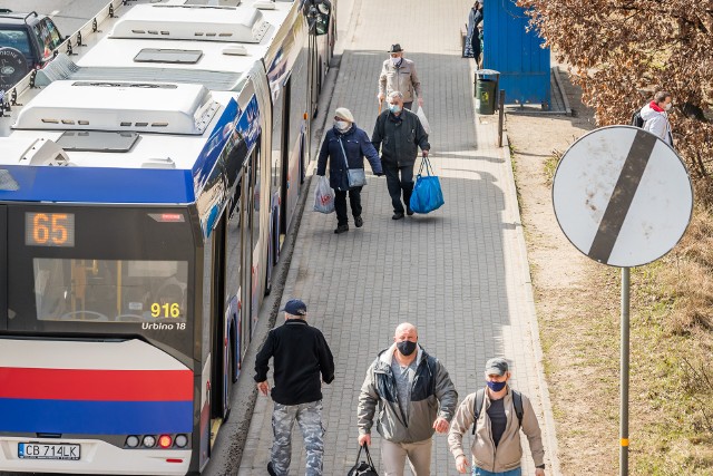 Na razie nie wiadomo konkretnie, kiedy znikną wydzielone strefy przy kierowcach autobusów i tramwajów miejskiej komunikacji w Bydgoszczy, choć mówi się o dacie 1 kwietnia. Niektórzy pasażerowie twierdzą, że w ten sposób m.in. blokuje się miejsca.