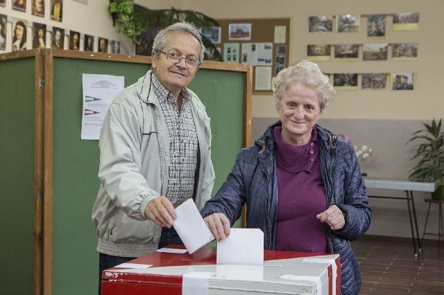Jednymi z niewielu osób, które w lokalu wyborczym w Gimnazjum numer 1 w Pińczowie do godziny 12 zagłosowali, byli państwo Elżbieta i Stefan Brzezoniowie z Pińczowa.