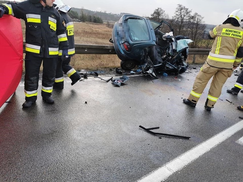 Tragiczny wypadek w Lniskach. Jedna ofiara śmiertelna, trzy osoby ranne pod Żukowem. Droga zablokowana! [27.12.2019]