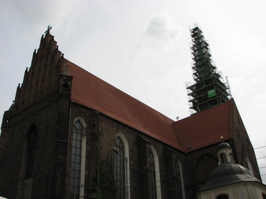   Trwa remont wieży kościoła św. Wojciecha przy placu Dominikańskim (ZDJĘCIA)