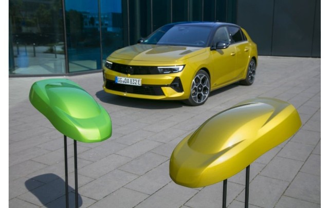 Opel Astra i Opel Mokka to dwa nowe modele niemieckiego producenta, dla których zaprojektowano zaskakujące kolory nadwozia.Fot. Opel