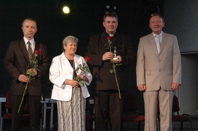 Od lewej; Mirosław Dedyk, Elżbieta Konieczko, ks. Waldemar Klinger, Sylwester Lewicki.