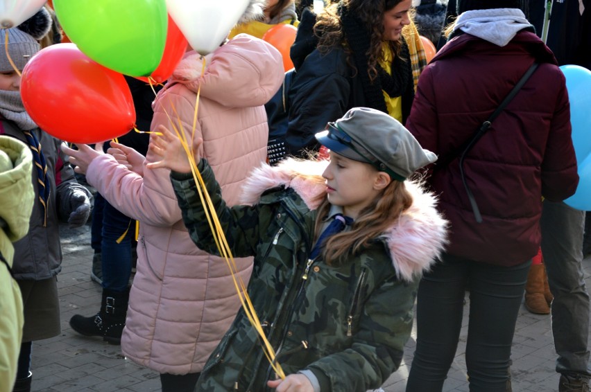 Balony z marzeniami odleciały w niebo. Fundacja "Pomóż Im" świętuje Dzień Dziecka z Chorobą Nowotworową [galeria]