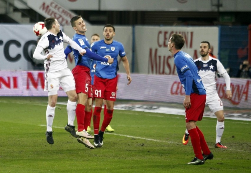 Piast Gliwice przegrał z Wisłą Kraków 1:2 w ostatniej...