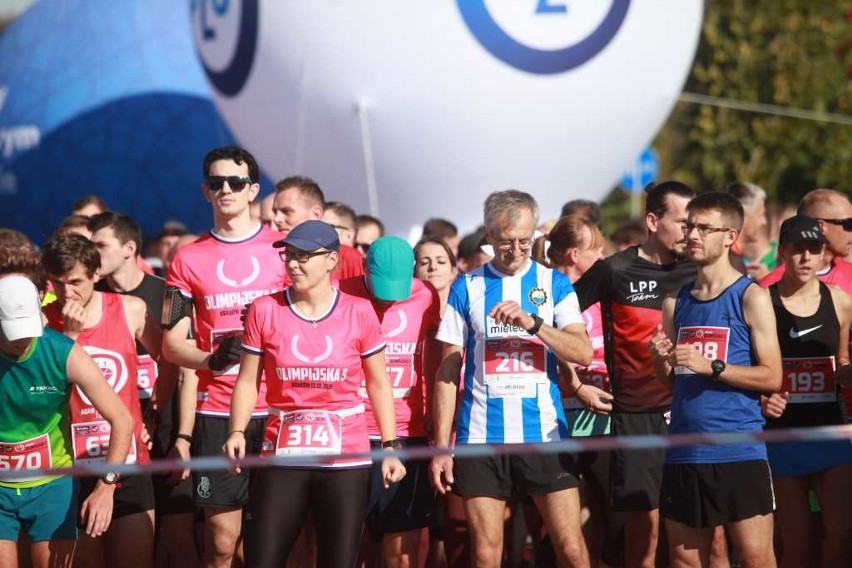 Kraków. Bieg Olimpijska 5-tka. Piątka w nogach i piątka z mistrzem. Marcin Lewandowski biegał w Krakowie, razem z nim tysiąc osób [ZDJĘCIA]