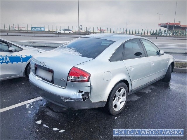 Kradzione audi na parkingu, przy stacji paliw Orlen, na węźle Bielany Wrocławskie.