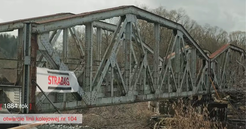Tak wyglądała rozbiórka 130-tonowego mostu kolejowego na rzece Raba. Elementy starej konstrukcji zostaną ponownie wykorzystane