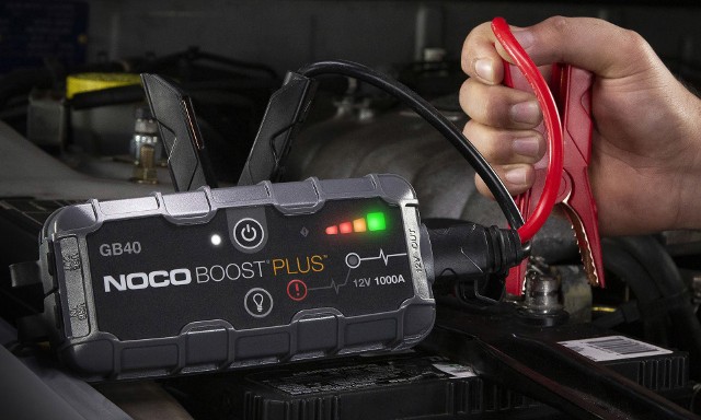 Urządzenia rozruchowe zwane boosterami do akumulatorów samochodowych przydają się głównie zimą – tak sądzi zapewne większość kierowców. W praktyce jest inaczej. Tak naprawdę, booster warto wozić ze sobą przez cały rok doradzają specjaliści marki NOCO.