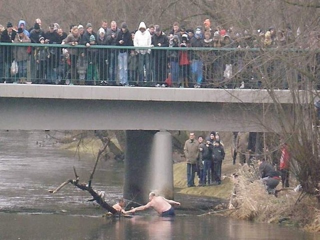 Mimo prób powstrzymania go, mężczyzna rozebrał się do połowy i wskoczył do wody.