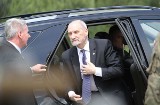 Antoni Macierewicz na poligonie w Nowej Dębie. Chwalił pokaz bojowy, był na mszy