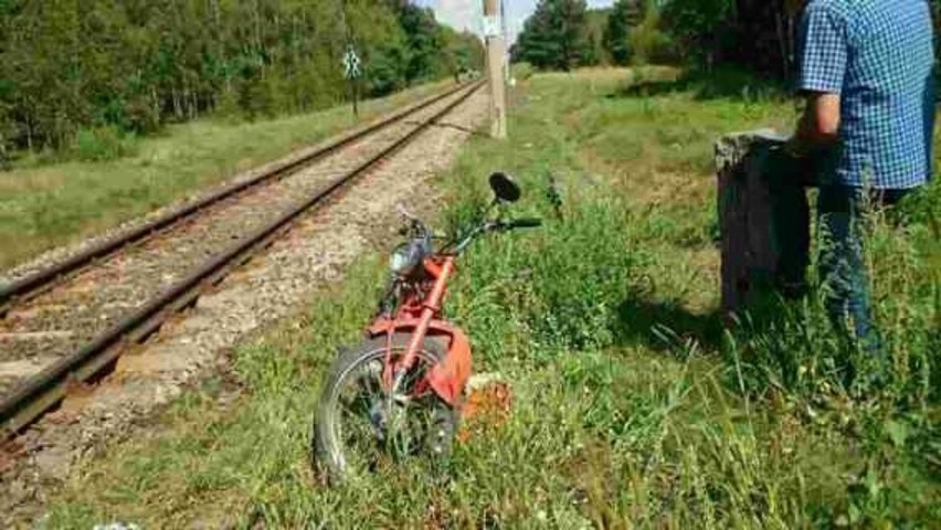 Motocyklista wjechał pod pociąg