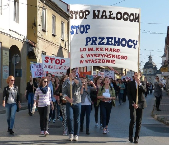 Młodzież z Liceum "Wyszyńskiego&#8221; w Staszowie z transparentami wędrowała ulicami miasta po to, by zaznaczyć swój sprzeciw dla nałogów i przemocy. Korowód rozpoczynał transparent "Stop nałogom! Stop przemocy!