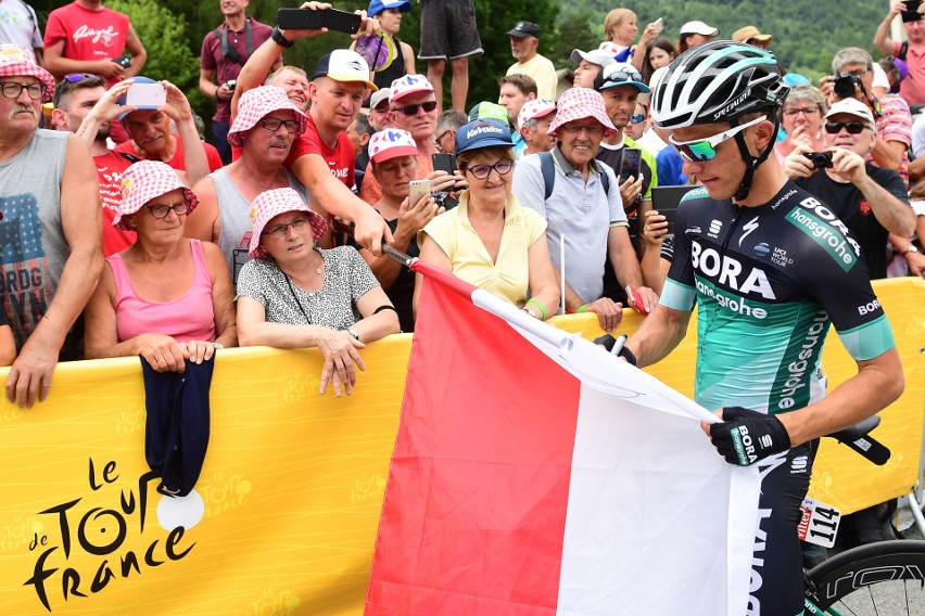 Tour de France: Gaz łzawiący i protesty rolników na trasie wyścigu. Rafał Majka mimo wielu prób nie zabrał się do ucieczki 