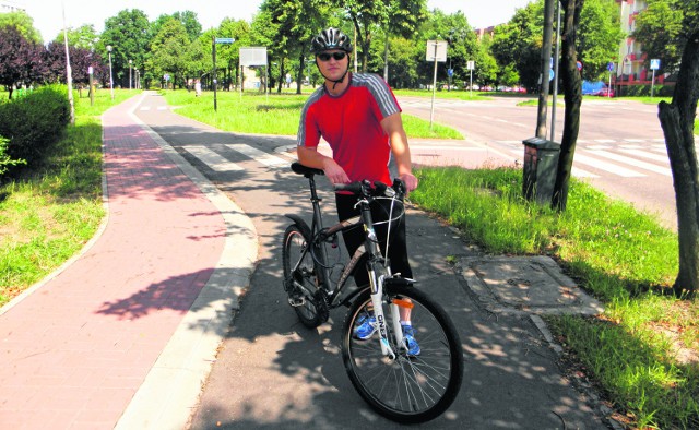 Rafał Grobelak chwali ścieżkę rowerową w swojej dzielnicy Trzech Wieszczów. Jest wyraźnie wydzielona od pasa dla pieszych i dobrze oznakowana. Otaczają ją skwery, drzewa