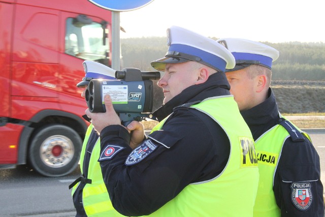 We wtorek policjanci wykorzystywali jedno z nowych urządzeń do kontroli aut na ulicy Krakowskiej w Kielcach
