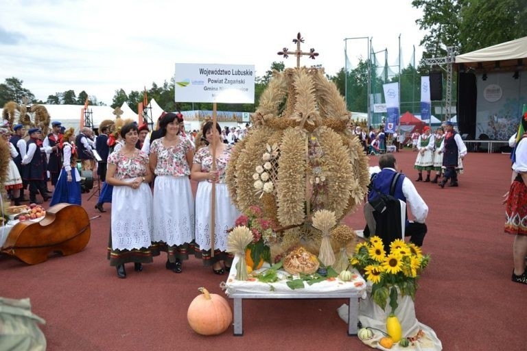 Podczas konkursu na najpiękniejszy wieniec dożynkowy w...