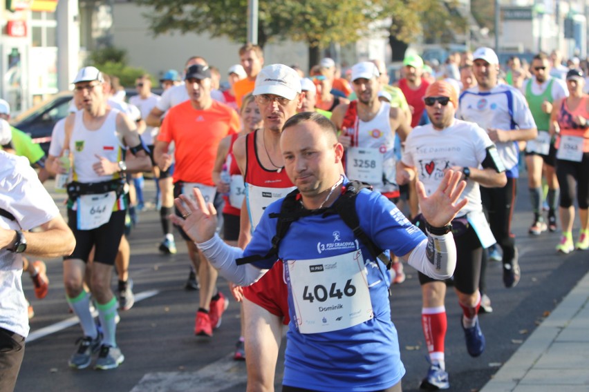 Zdjęcia z maratonu w Poznaniu 2018 - biegacze na pierwszym...