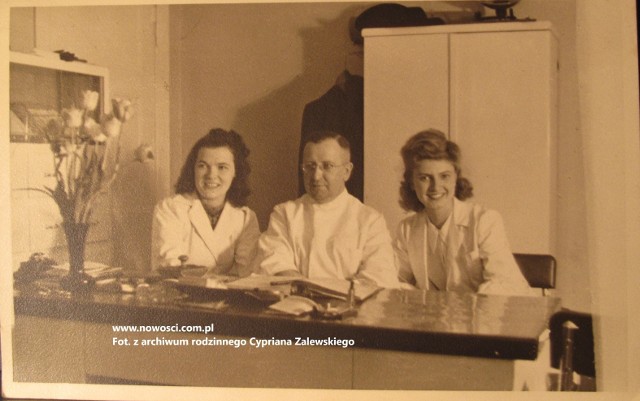 Doktor Kurt Schiller, syn jednego z malarzy z ul. Browarnej, w swoim gabinecie przy ul. Szerokiej, razem z zatrudnionymi przez siebie podczas okupacji Polkami: Janką (z prawej) i Trudką (z lewej)