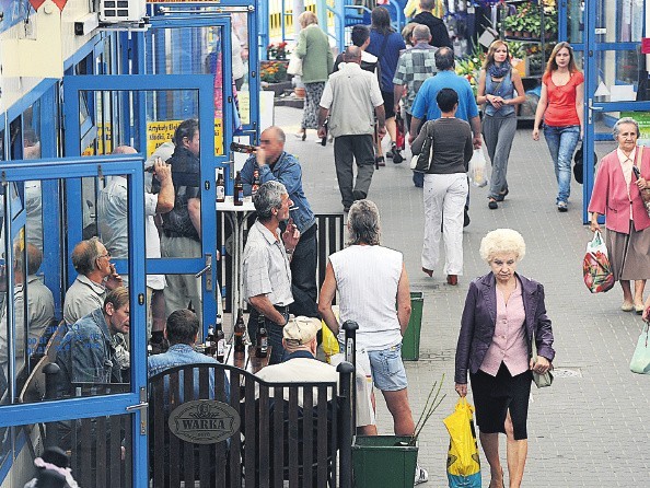 Teraz na targowiskach można kupować tylko piwo (na zdj. szczeciński Manhattan). Chętnych nie brakuje. Będzie ich więcej, gdy radni zgodzą się na sprzedaż wina i piwa.