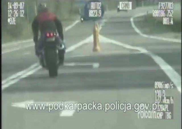 Pościg policji za motocyklistą w Tarnobrzegu. By uniknąć kontroli uciekał z prędkością 168 km/h!