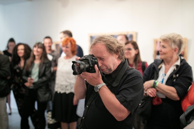 w bydgoskiej Galerii Farbiarnia oglądać można wystawę zdjęć portretów Filipa Kowalkowskiego, bydgoskiego fotografa. To ekspozycja piętnastu kadrów, wpisujących się w miasto i przemysł, związany ze szlakiem TeH2O. Na zdjęciach zobaczymy osoby, które przyczyniły się do powstania tego szklaku. Zdjęcia można oglądać od wtorku do piątku w godzinach od 10.00 do 18.00 oraz w soboty od 12.00 do 16.00.Sportowe Wydarzenie Weekendu - odcinek 1.