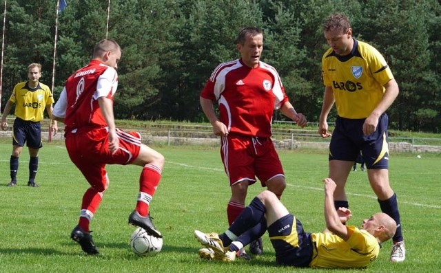 Piłkarze Broni (w czerwonych koszulkach) nowy sezon rozpoczynają meczem na własnym boisku z Włókniarzem Zelów.