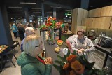 Zielony Bazar w Katowicach jest otwarty. Klienci kupują świeże warzywa i owoce od godz. 4. nad ranem