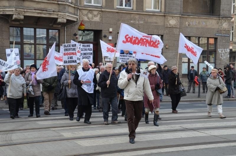 Wrocław: Protest emerytów. Zablokowali ul. Piłsudskiego (FILM, ZDJĘCIA)