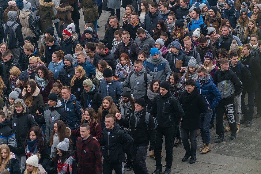 Jubileuszowy Polonez sądeckich maturzystów przed ratuszem