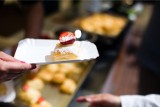 Kremówki ratują! Caritas Poznań sprzedaje ciastka, by wesprzeć 14-letnią Olgę. Dochód ze sprzedaży zostanie przekazany na zakup ortez
