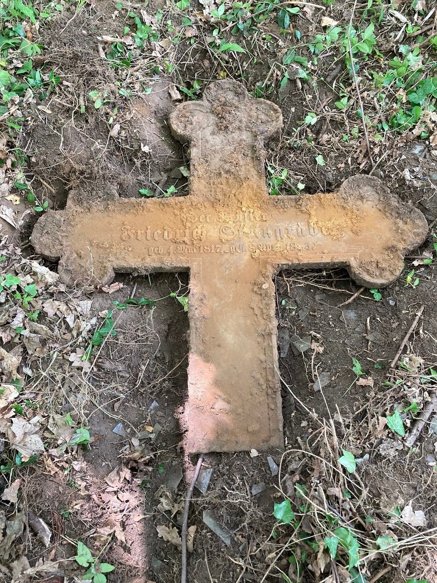 Siedemnaście żeliwnych krzyży skradziono z cmentarza...
