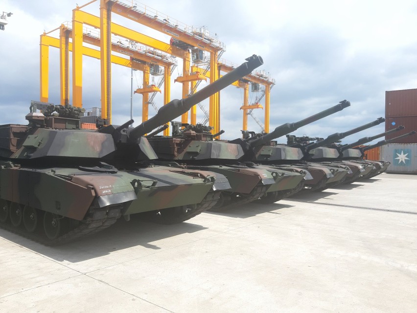 Pierwsze 14 czołgów Abrams przybyło w środę do portu w...
