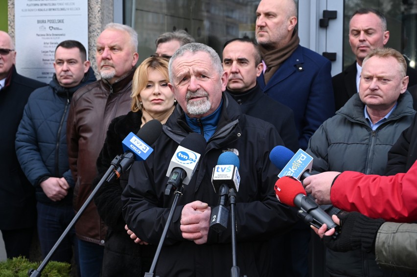 Świętokrzyscy politycy i samorządowcy z Prawa i Sprawiedliwości o podwyżkach dla nauczycieli przed siedzibą Platformy Obywatelskiej