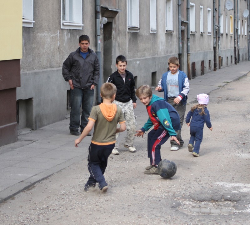 Najmłodsi mieszkańcy mogą pograć w piłkę tylko na drogach...
