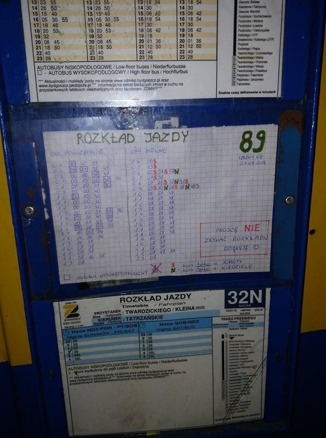Wykonana ręcznie na papierze w kratkę informacja o kursowaniu autobusu na przystanku Twardzickiego-Kleina