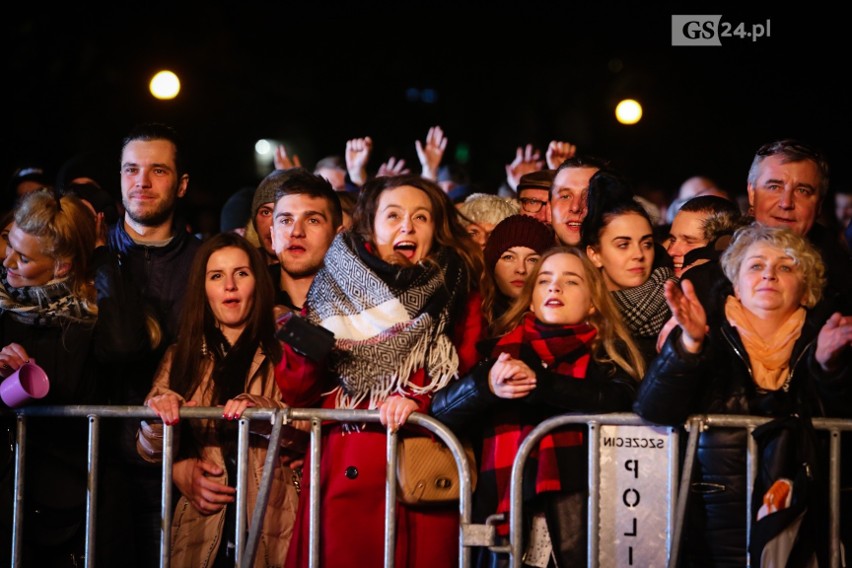 Roztańczony tłum witał Nowy, 2018 Rok na Jasnych Błoniach....