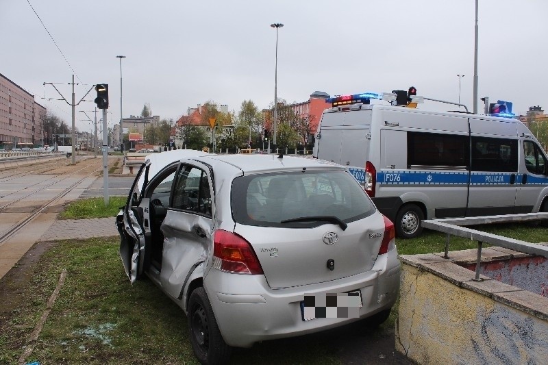Wypadek na skrzyżowaniu al. Mickiewicza/Żeromskiego. Samochód zderzył się z tramwajem MPK [ZDJĘCIA]