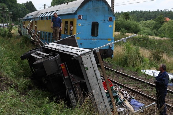 Rozpedzona ciezarówka iveco z trzema osobami przewrócila sie...