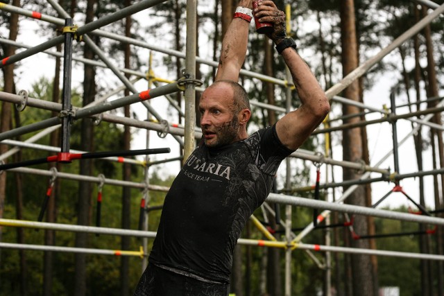 - Barbarian Race to kwintesencja OCR-owych zmagań - zapewniają organizatorzy. Każdy, kto ma ochotę podjąć wyzwanie przywódcy  barbarzyńców i przekonać się, że limity nie istnieją - może stanąć na starcie. Ekstremalne warunki, adrenalina i moc wrażeń. Na to mogli liczyć uczestnicy. Chętnych do pokonania dość wymagającej trasy. Pierwszy dzień Barbarian Race rozpoczął się o godzinie 9.00 w okolicach miejskiego kąpieliska Ochla. Na 6 km trasie Rebelii czekało na uczestników 20 przeszkód. A na mecie satysfakcja, zmęczenie i pamiątkowy medal. Jak było w sobotę 22 września na Barbarian Race w Zielonej Górze? Dowiecie się ze zdjęć. Przypominamy też, że w niedzielę na starcie pojawią się najmłodsi wojownicy. O godzinie 11.00 rozpocznie się Barbarian Race Kids. Będzie też propozycja dla starszych. - Po sobotniej 6 km rozgrzewce czas na prawdziwe zmagania barbarzyńskich Tytanów! Tego dnia czekać będzie malownicza 13 km trasa, urozmaicona najlepszymi przeszkodami , a będzie ich ponad 30. WIDEO: Co wydarzyło się w Lubuskiem? Zobaczcie!