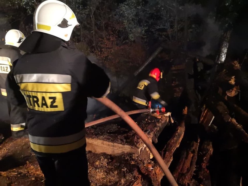 Siedliska. Pożar budynku w lesie. Cztery zastępy straży w akcji