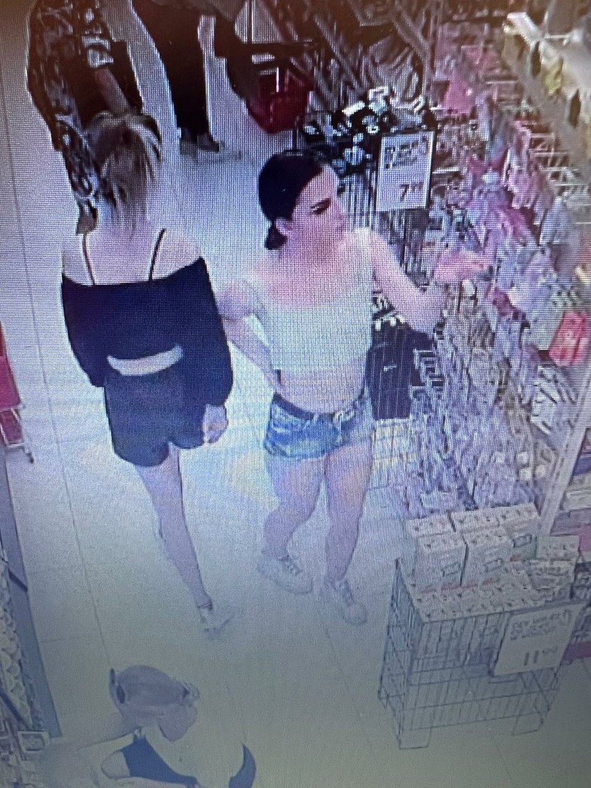 Kradzież perfum w sklepie w Grójcu. Rozpoznasz podejrzane młode kobiety? Szuka ich policja. Zobacz zdjęcia