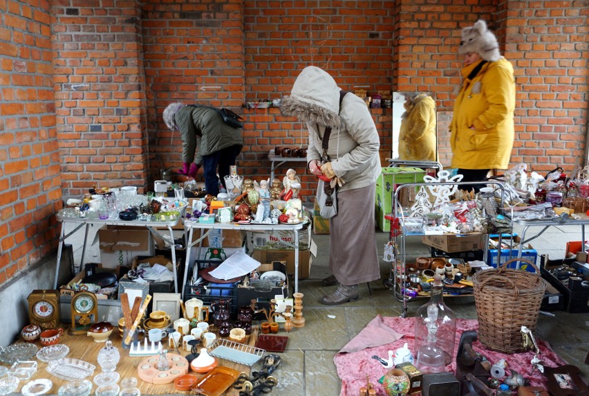 Plac Zamkowy w Lublinie: obrazy, porcelana, biżuteria. Tłumy na Lubelskiej Giełdzie Staroci. Zobacz fotorelację