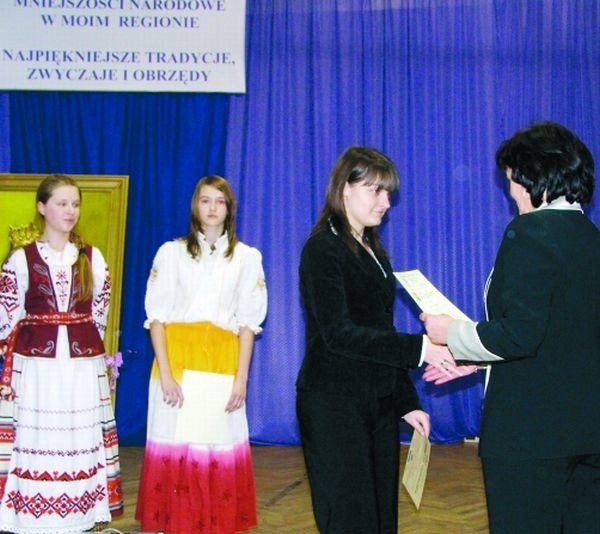 Anna Wawreniuk odbiera wyróżnienie. Z tyłu od lewej stoją: Anita Jabłuszewska (I miejsce) i Emilia Oniszczuk (II miejsce).
