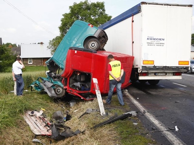 Wypadek w Kosinie.Tir zmasakrowal VolkswagenaWypadek w Kosinie.Tir zmasakrowal Volkswagena