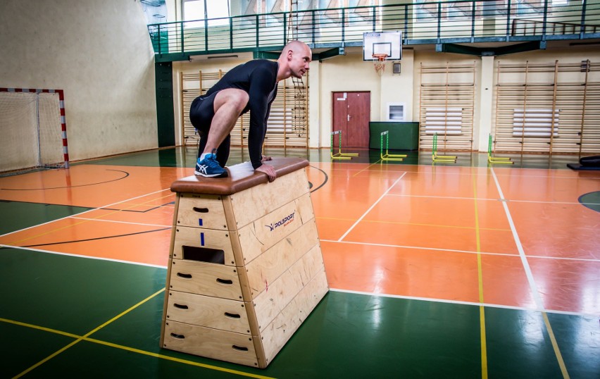 Aby zostać policjantem, trzeba m.in. zdać test sprawności...