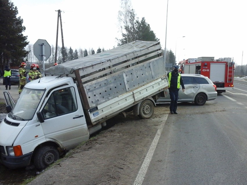 Lewki. Wypadek na DK 66 na trasie Bielsk Podlaski - Kleszczele. Jedna osoba trafiła do szpitala [ZDJĘCIA]