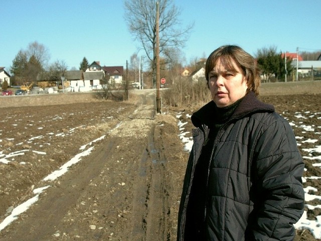 - Jak długo jeszcze mam żyć bez dojazdu do domu? - pyta rozgoryczona Barbara Stopkowicz z Przysiek.